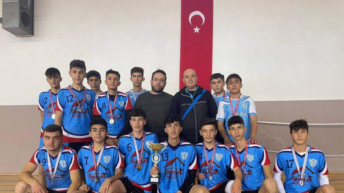 Okulumuzun Voleybol takımı Yalvaç bölge turnuvasında 1. olmuştur. 